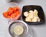 Foto langkah ke 1 dari resep Salad Buah Merah Putih (Pepaya + Apel).