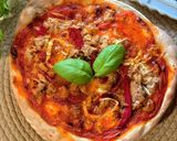 Foto del paso 5 de la receta: Pizza casera de atún con pimientos del piquillo y queso de cabra