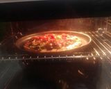 Foto del paso 3 de la receta: Pizza de rúcula, jamón serrano, aceitunas negras y tomates cherry macerados