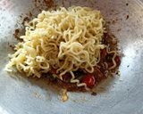Foto langkah ke 7 dari resep Mie Goreng Lada Hitam.