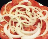 Foto del paso 3 de la receta: Ensalada d tomate con cebollas.