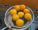 Foto langkah ke 5 dari resep Cheesy Bitterballen.