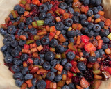 Foto del paso 5 de la receta: Tarta de ruibarbo y frutos rojos con base de galletas lotus