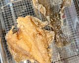 Foto langkah ke 9 dari resep Ikan Karei / Ikan Sebelah / Flatfish Goreng Tepung Renyah dengan Sambal Kecap.