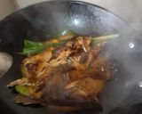 Foto langkah ke 2 dari resep Gulai ikan salai baung daun ubi.