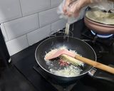 Foto langkah ke 2 dari resep Gnocchi Cheese Bolognese.