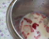 A picture of step 3 of Fresh Strawberry milk shake.