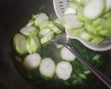 Foto langkah ke 2 dari resep Sup oyong tahu jamur.