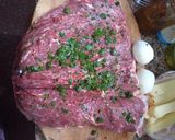 Foto del paso 1 de la receta: Colita rellena con panceta, queso, morrón, aceitunas y huevo