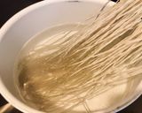 Hình bước làm 5 của món Miến Nấu Tôm Nấm và Rong Biển Wakame