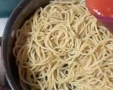 Foto del paso 3 de la receta: Frijoles negros con pollo empanizado y pasta roja