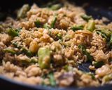 Foto del paso 4 de la receta: Receta exprés de arroz integral con verduras y gambas