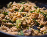 Foto del paso 4 de la receta: Receta exprés de arroz integral con verduras y gambas