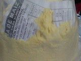 Polenta de harina de maíz con 1/2 pechuga de pollo asado y algo +