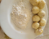 Foto del paso 2 de la receta: Buñuelos de trinxat de la cerdanya para aperitivo con cebolla y tomate confitado