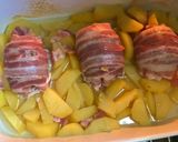 Baconbe göngyölt sertés szelet tojással töltve, vele sült burgonyával recept fázis 4 fotója