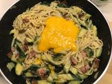 Cukkinis spagetti bacon-nel