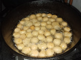 Pecetito de cerdo mechado con Roquefort al vino tinto con papas noisette saborizadas