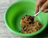 Foto langkah ke 3 dari resep Soft ChocoChips Cookies.