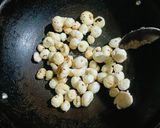 A picture of step 2 of Sweet Salty Makhana.