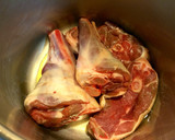 Foto del paso 1 de la receta: Garretas de cordero en salsa