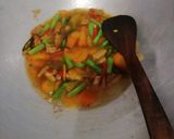 Foto langkah ke 4 dari resep Tumis jamur kancing.