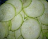 A picture of step 4 of Lauki ke pakode (Crispy bottle gourd fritters).