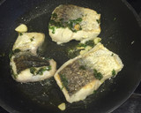 Foto del paso 2 de la receta: Merluza al ajillo estilo dieta Mediterránea