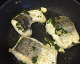 Foto del paso 4 de la receta: Merluza al ajillo estilo dieta Mediterránea