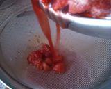 Foto langkah ke 3 dari resep Homemade Strawberry Syrup.