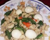 Foto langkah ke 3 dari resep Tumis Makaroni Telur Puyuh.
