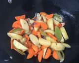 Foto langkah ke 5 dari resep Sup ikan nila campur kentang wortel.