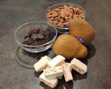 Foto del passaggio 1 della ricetta Bundt cake al Alambre Moscatel de Setúbal con torroncini pere e cioccolato