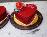 A picture of step 5 of Blood red heart shape cake.