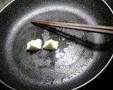 Hình bước làm 1 của món Trứng chiên xúc xích