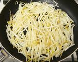 A picture of step 5 of Stir-Fried Tender Chicken Breast and Bean Sprouts with BBQ Sauce.