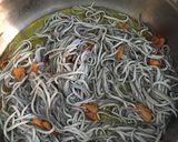Foto del paso 3 de la receta: Espagueti con gulas y almejas