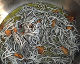 Foto del paso 3 de la receta: Espagueti con gulas y almejas