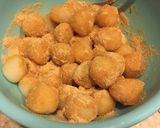 A picture of step 4 of Full moon dumplings .