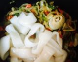 Foto del paso 2 de la receta: Consomé de merluza y rabas