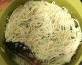 Foto del paso 2 de la receta: Tortilla de fideos rellena con tomate y muzzarella 
