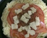 Foto del paso 3 de la receta: Tortilla de fideos rellena con tomate y muzzarella 