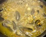Foto del paso 4 de la receta: Arroz al azafrán con mejillones y almejas