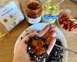 Une image de l'étape 6 de Arancini au riz noir et shakshuka Omie, au cœur de feta et chorizo.