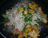 Foto langkah ke 7 dari resep Oseng Toge Tahu Kuning.