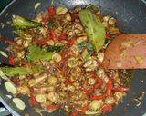 Foto langkah ke 4 dari resep Tumis Cumi Asin Ekstra Pedas.