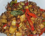 Foto langkah ke 5 dari resep Tumis Cumi Asin Ekstra Pedas.