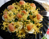 Foto del paso 4 de la receta: Huevos rellenos con salmon ahumado y salsa tártara