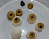 Foto del paso 2 de la receta: Ojos sangrantes (tostada de tomate y queso crema)