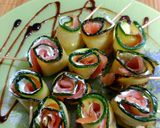 Foto del paso 2 de la receta: Rollitos de calabacín con queso de untar y salmón